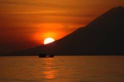 Sonnenuntergang nahe des Vulkans Api