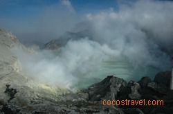 gespenstisch - der Blick in den Krater des Vulkans Ijen